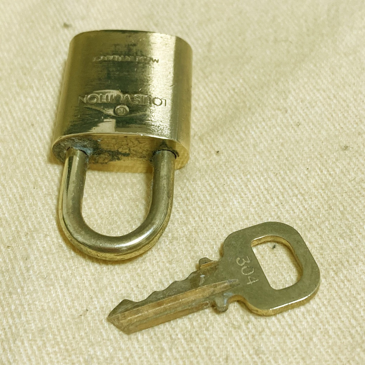 LOUIS VUITTON LV 10 SET PADLOCK KEY CHARM CADENA GOLD-PLATED FRANCE 31PDA291