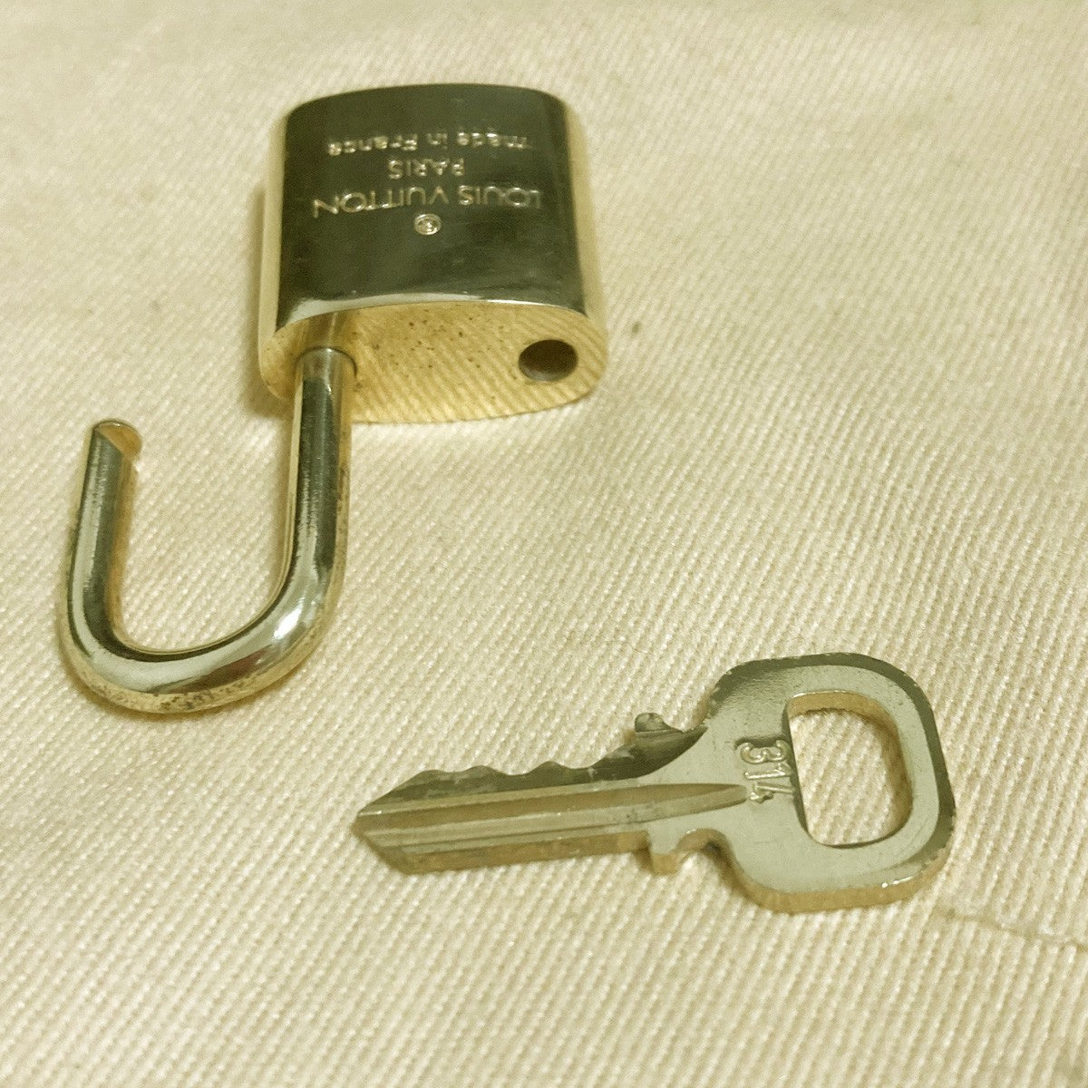 LOUIS VUITTON LV 10 SET PADLOCK KEY CHARM CADENA GOLD-PLATED FRANCE 31PDA313