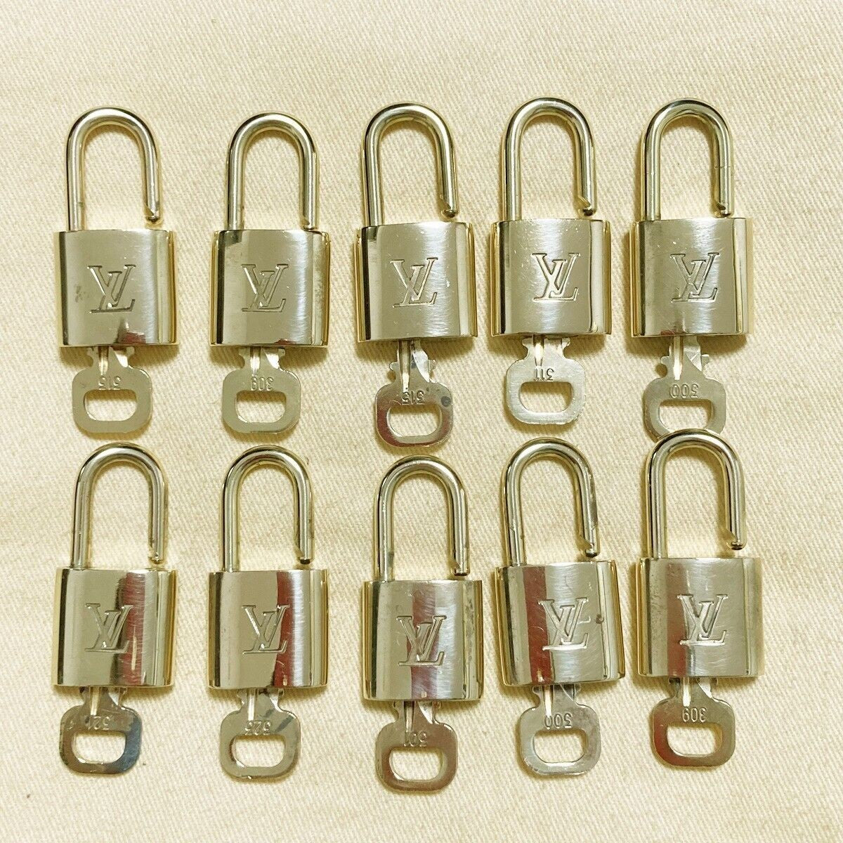 LOUIS VUITTON LV 10 SET PADLOCK KEY BAG CHARM CADENA GOLD PLATED FRANCE 39PDA095
