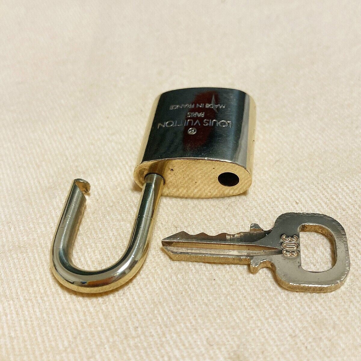 LOUIS VUITTON LV 10 SET PADLOCK KEY BAG CHARM CADENA GOLD PLATED FRANCE 39PDA030