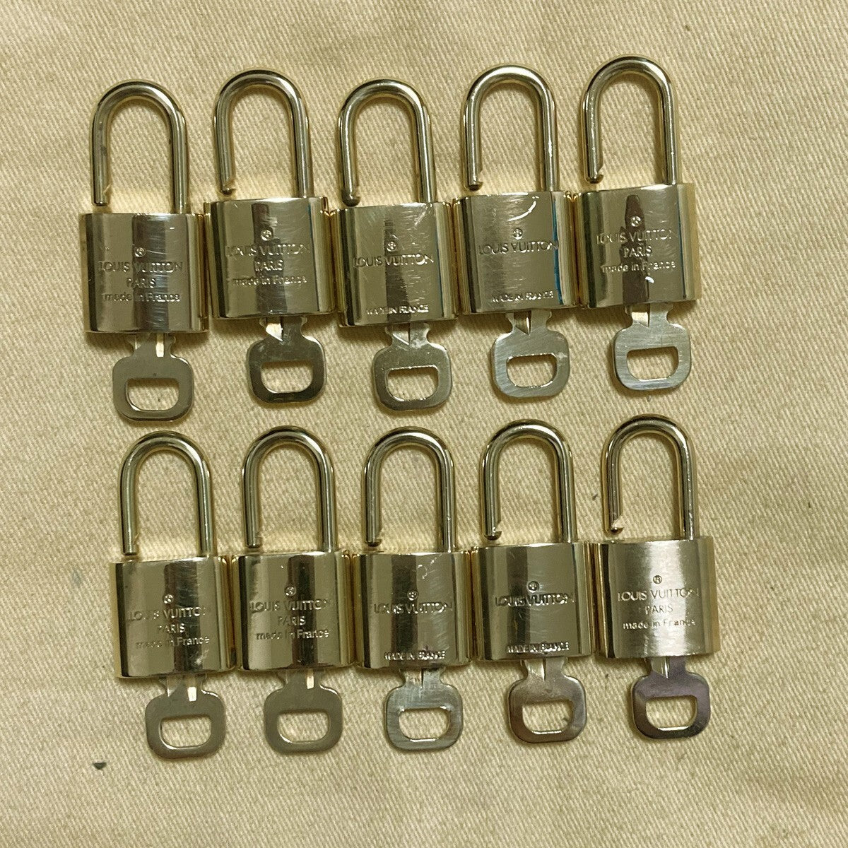 LOUIS VUITTON LV 10 SET PADLOCK KEY CHARM CADENA GOLD-PLATED FRANCE 33PDA178