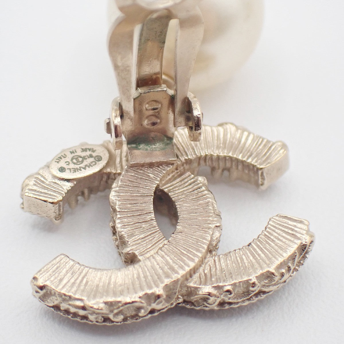 CHANEL CC Logo Immitation Pearl Swing Earrings Clip-on B13C Gold Italy 84RL895