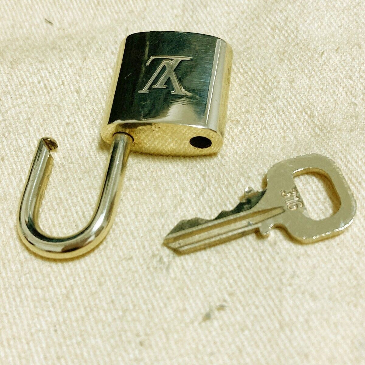 LOUIS VUITTON LV 10 SET PADLOCK KEY CHARM CADENA GOLD-PLATED FRANCE 65PDA191