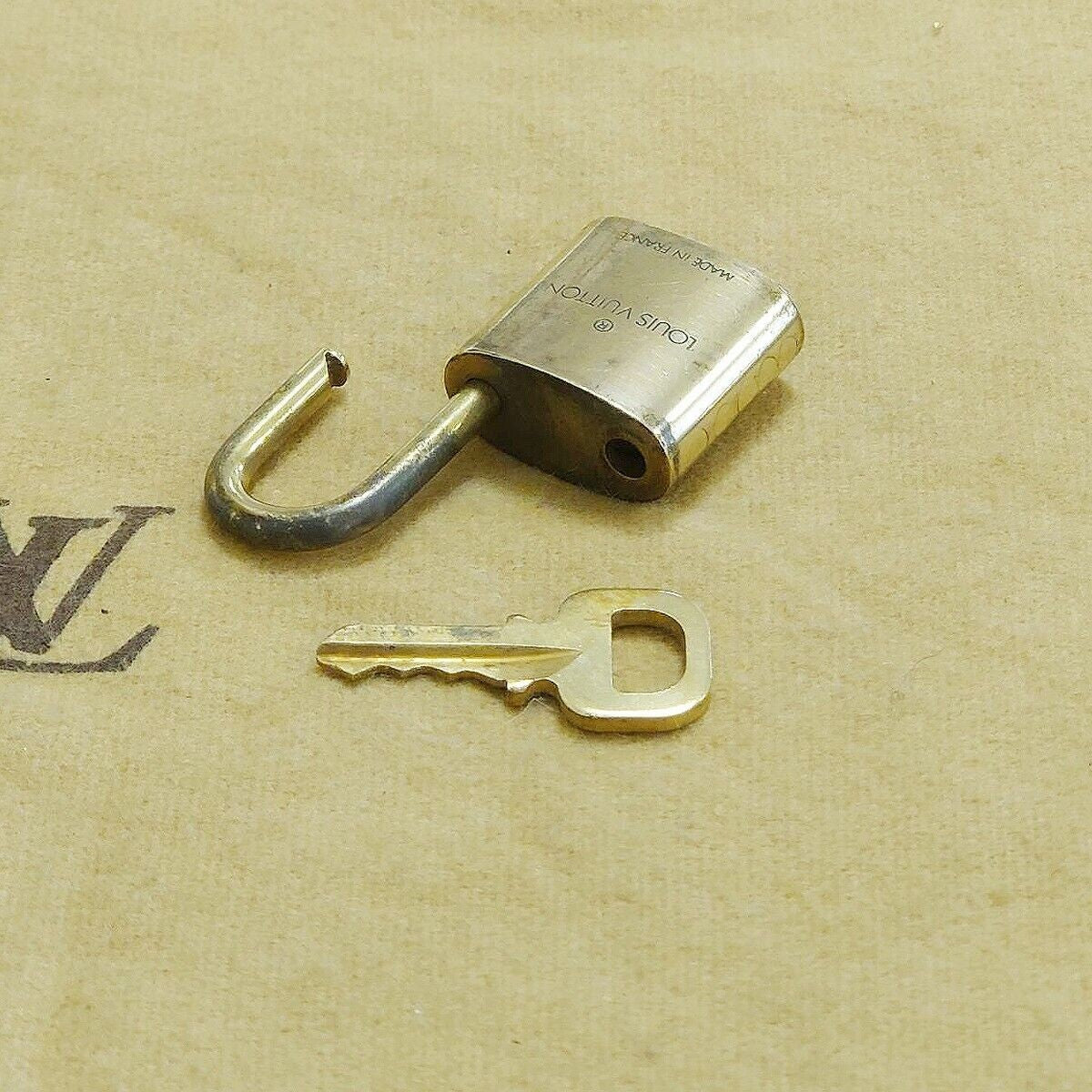 LOUIS VUITTON LV 10 SET PADLOCK KEY BAG CHARM CADENA GOLD PLATED FRANCE 33HA066