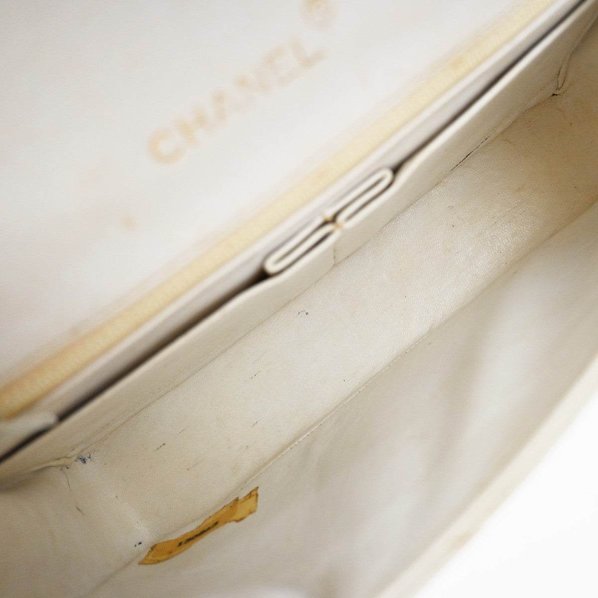 CHANEL CC Logo Wave Stitch Chain Shoulder Bag Leather White Vintage 49RF791