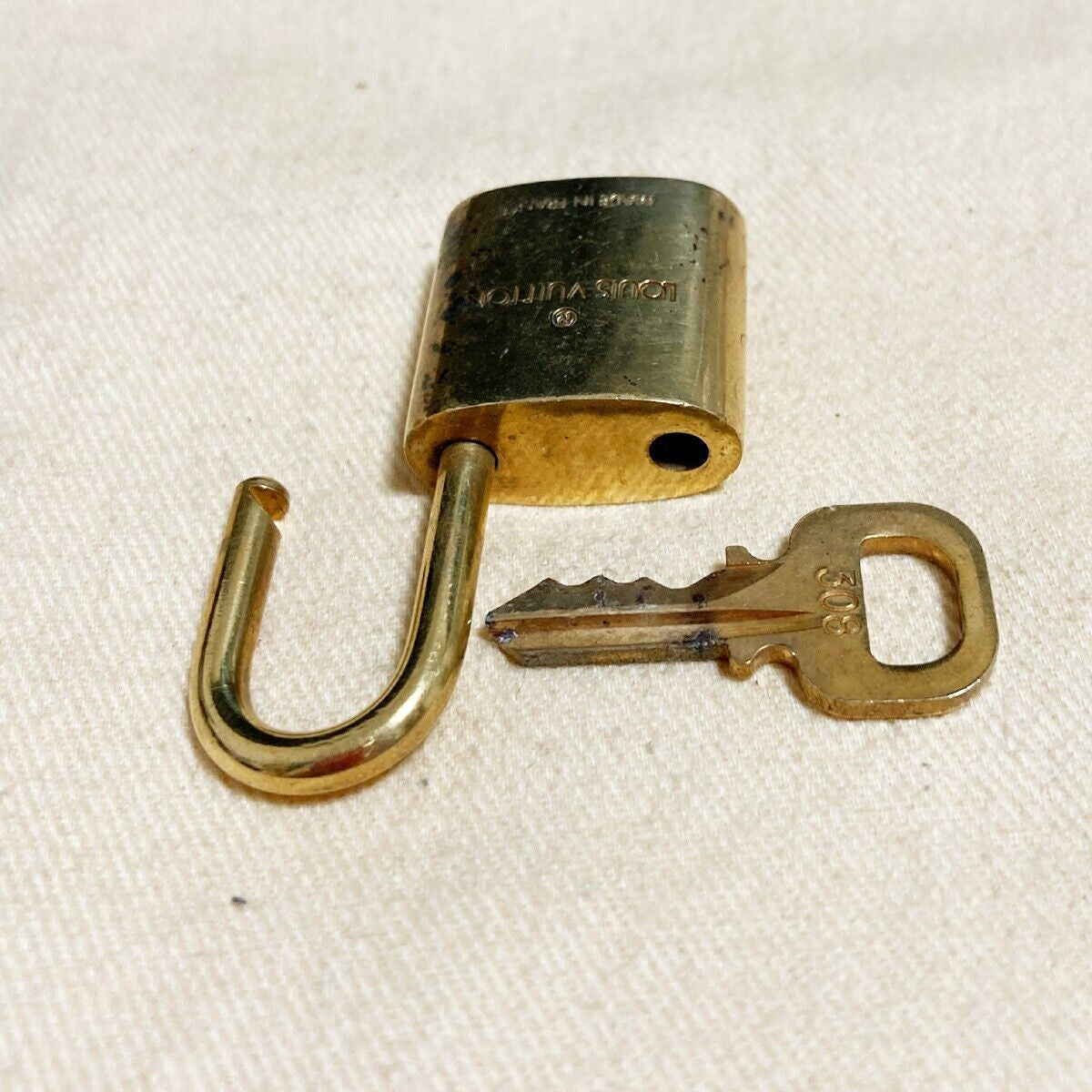LOUIS VUITTON LV 10 SET PADLOCK KEY BAG CHARM CADENA GOLD PLATED FRANCE 35PDA067