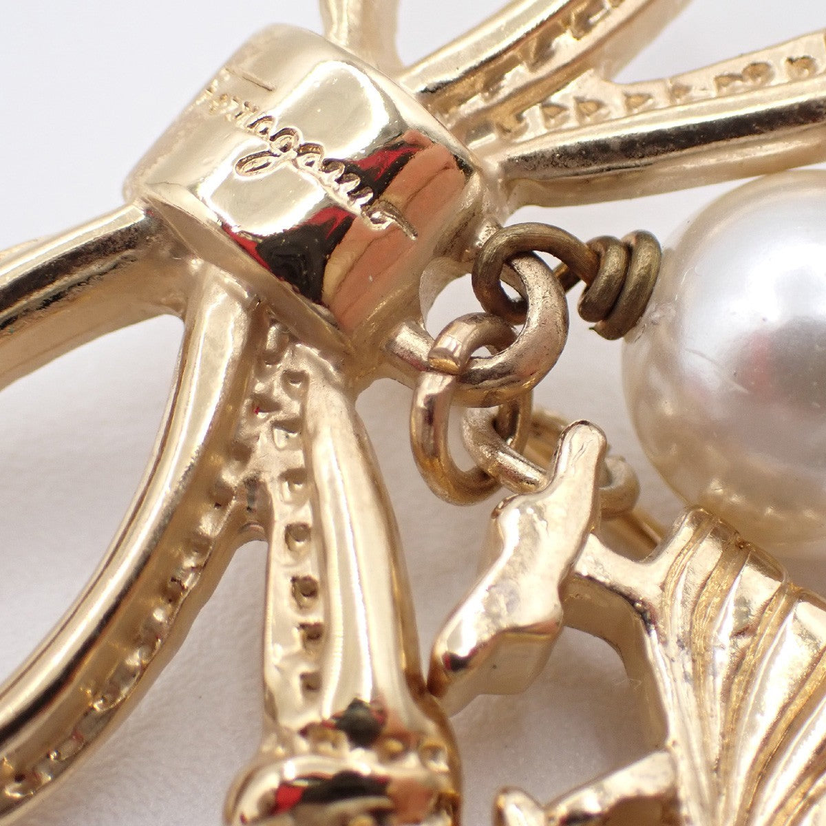 SALVATORE FERRAGAMO Logo Imitation Pearl Bow Shoes Charm Pin Brooch Gold 03KP067