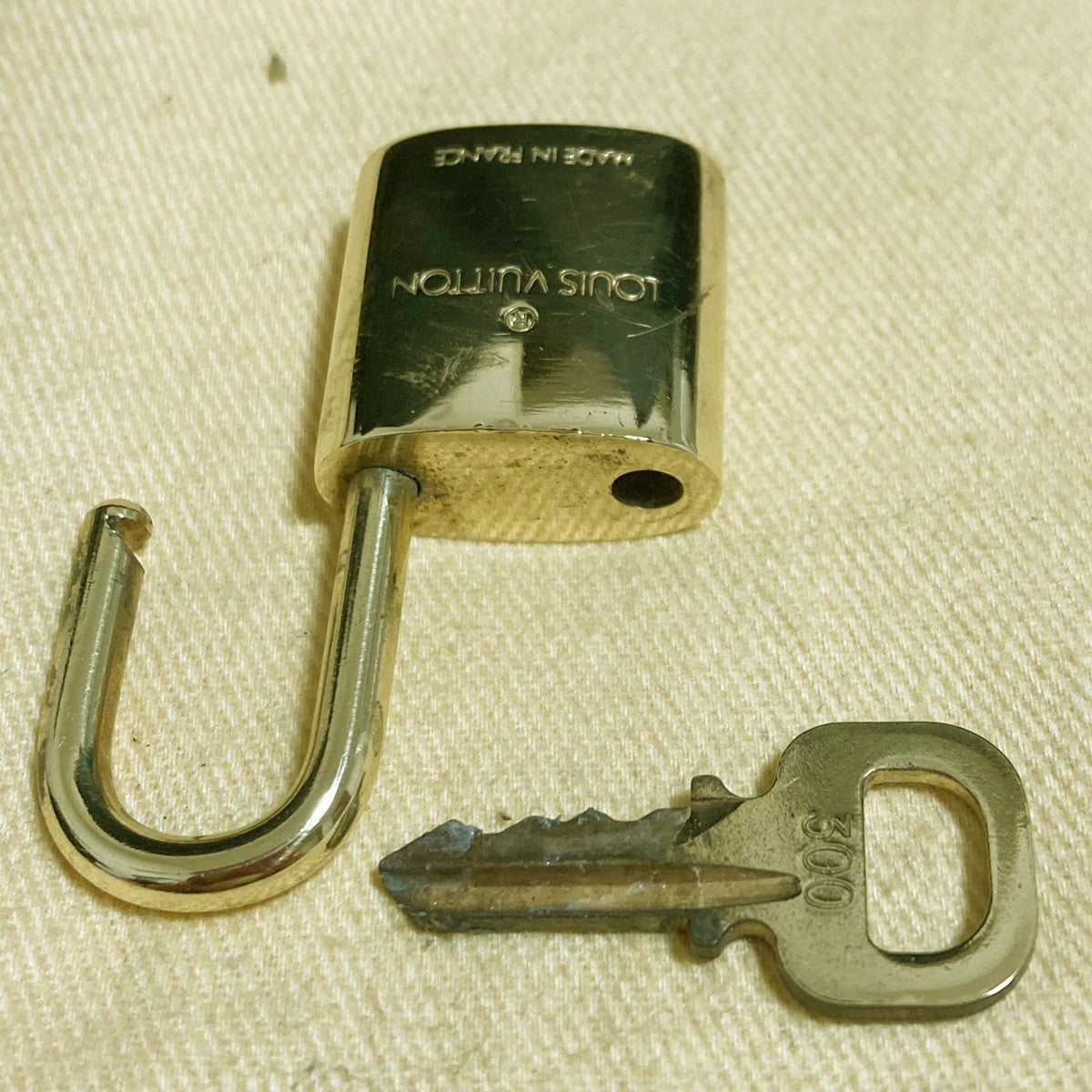 LOUIS VUITTON LV 10 SET PADLOCK KEY CHARM CADENA GOLD-PLATED FRANCE 37PDA296