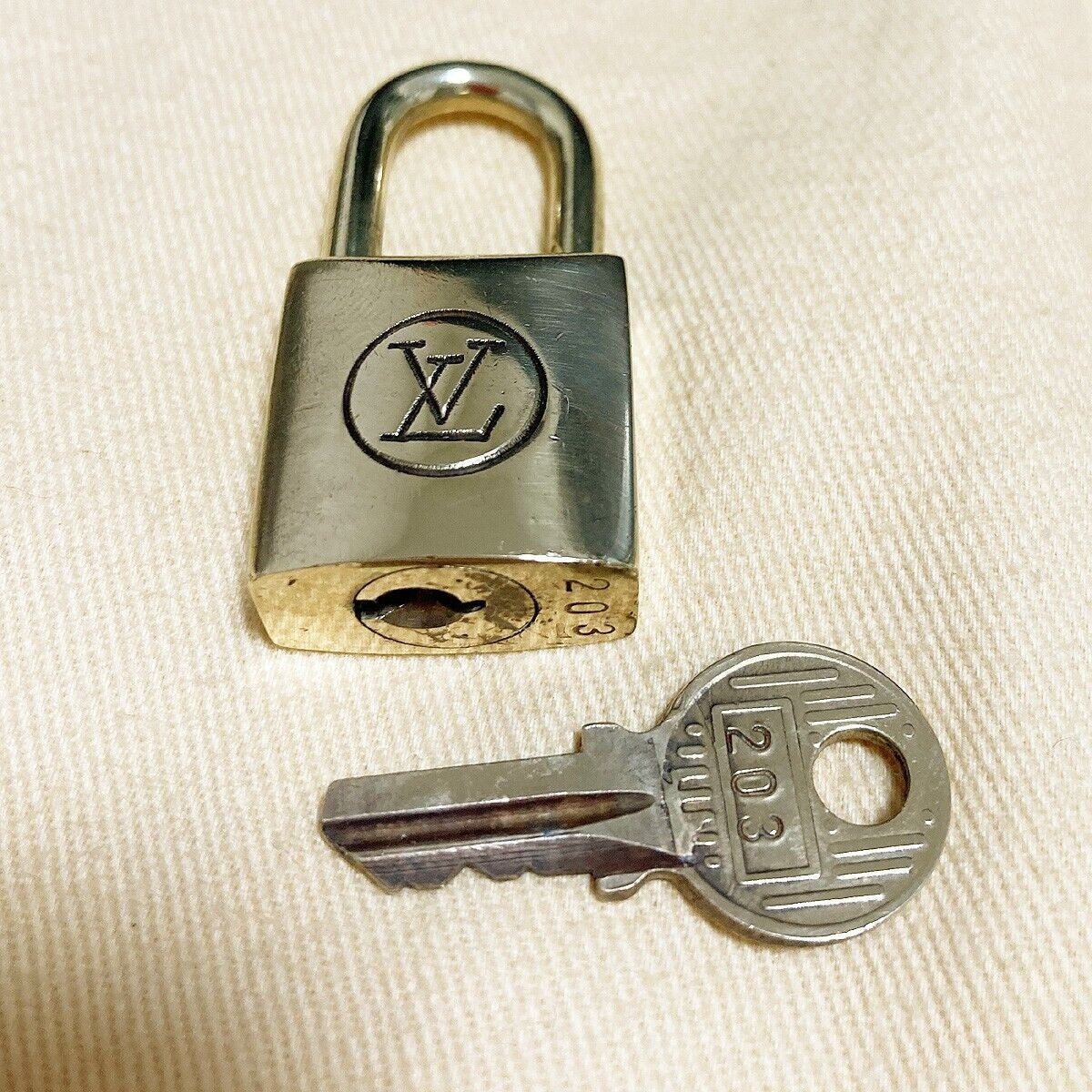LOUIS VUITTON LV 10 SET PADLOCK KEY BAG CHARM CADENA GOLD PLATED FRANCE 62PDA042