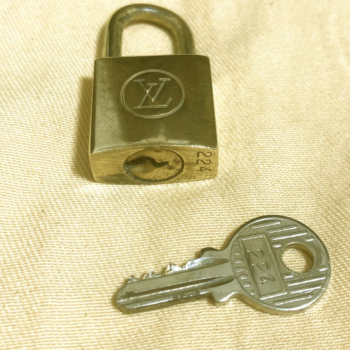 LOUIS VUITTON LV 19 SET PADLOCK KEY CHARM CADENA GOLD-PLATED FRANCE 69PDA319