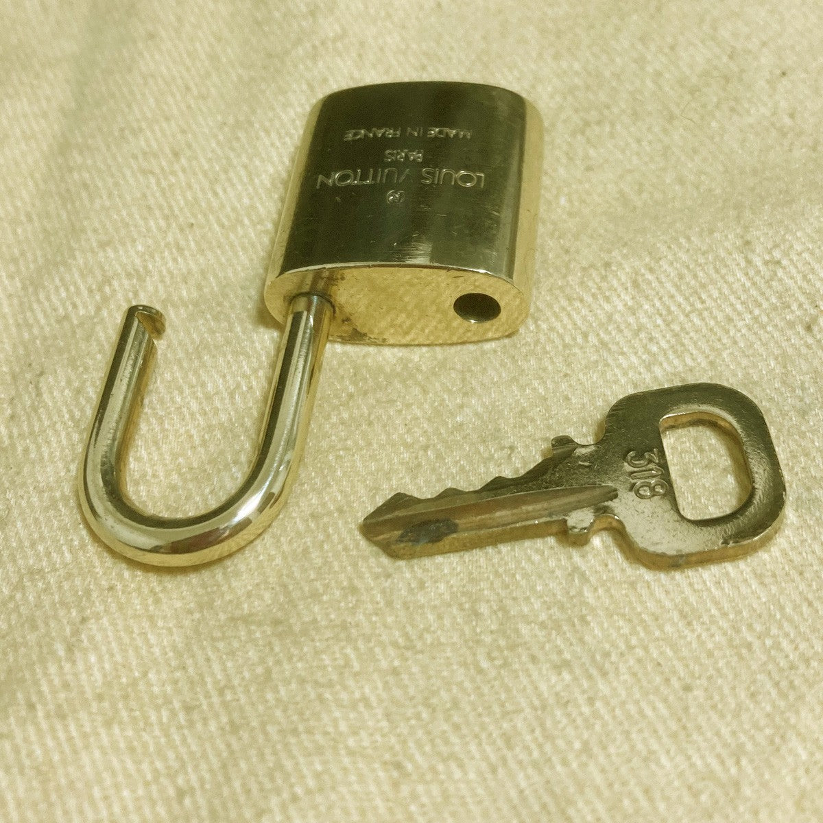 LOUIS VUITTON LV 10 SET PADLOCK KEY CHARM CADENA GOLD-PLATED FRANCE 62PDA312