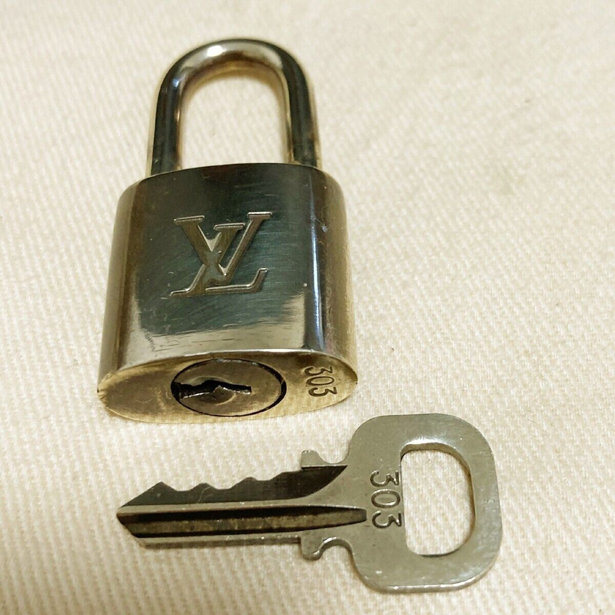 LOUIS VUITTON LV 10 SET PADLOCK KEY BAG CHARM CADENA GOLD PLATED FRANCE 35PDA012