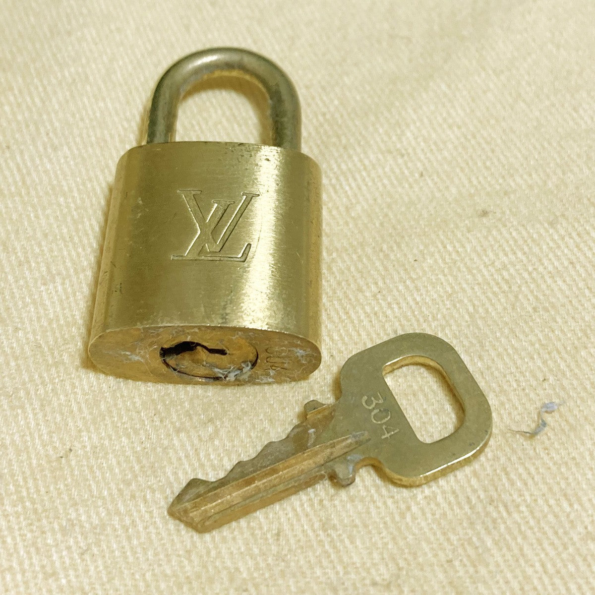LOUIS VUITTON LV 10 SET PADLOCK KEY CHARM CADENA GOLD-PLATED FRANCE 31PDA291