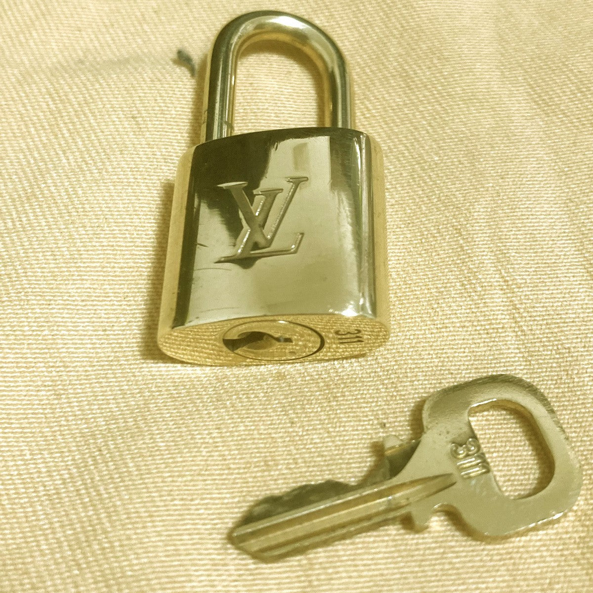 LOUIS VUITTON LV 10 SET PADLOCK KEY CHARM CADENA GOLD-PLATED FRANCE 37PDA320