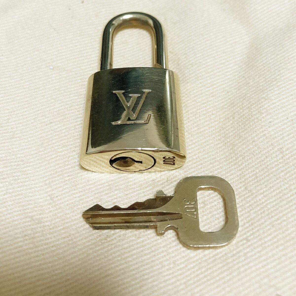 LOUIS VUITTON LV 10 SET PADLOCK KEY BAG CHARM CADENA GOLD PLATED FRANCE 35PDA016