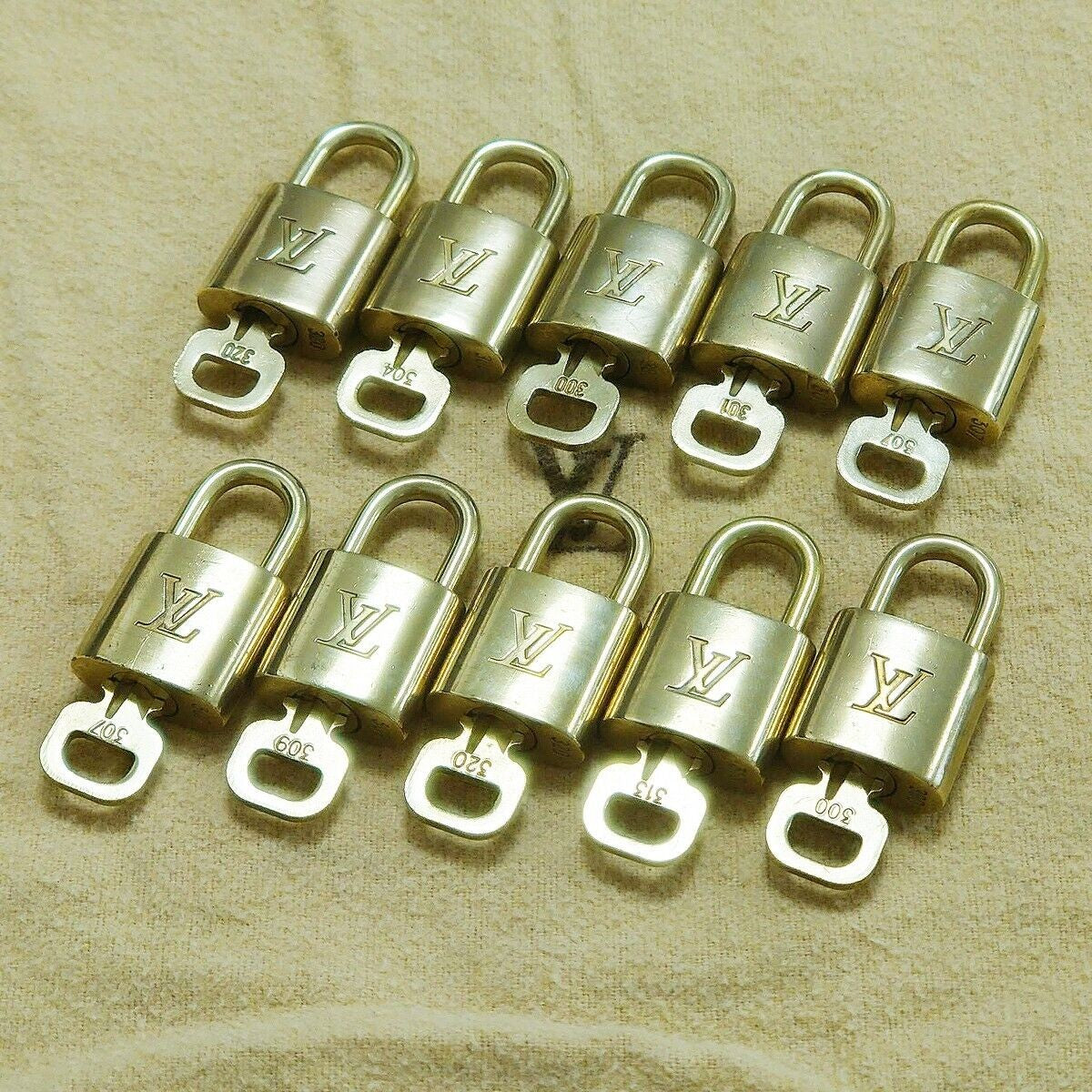 LOUIS VUITTON LV 10 SET PADLOCK KEY BAG CHARM CADENA GOLD PLATED FRANCE 37HA158