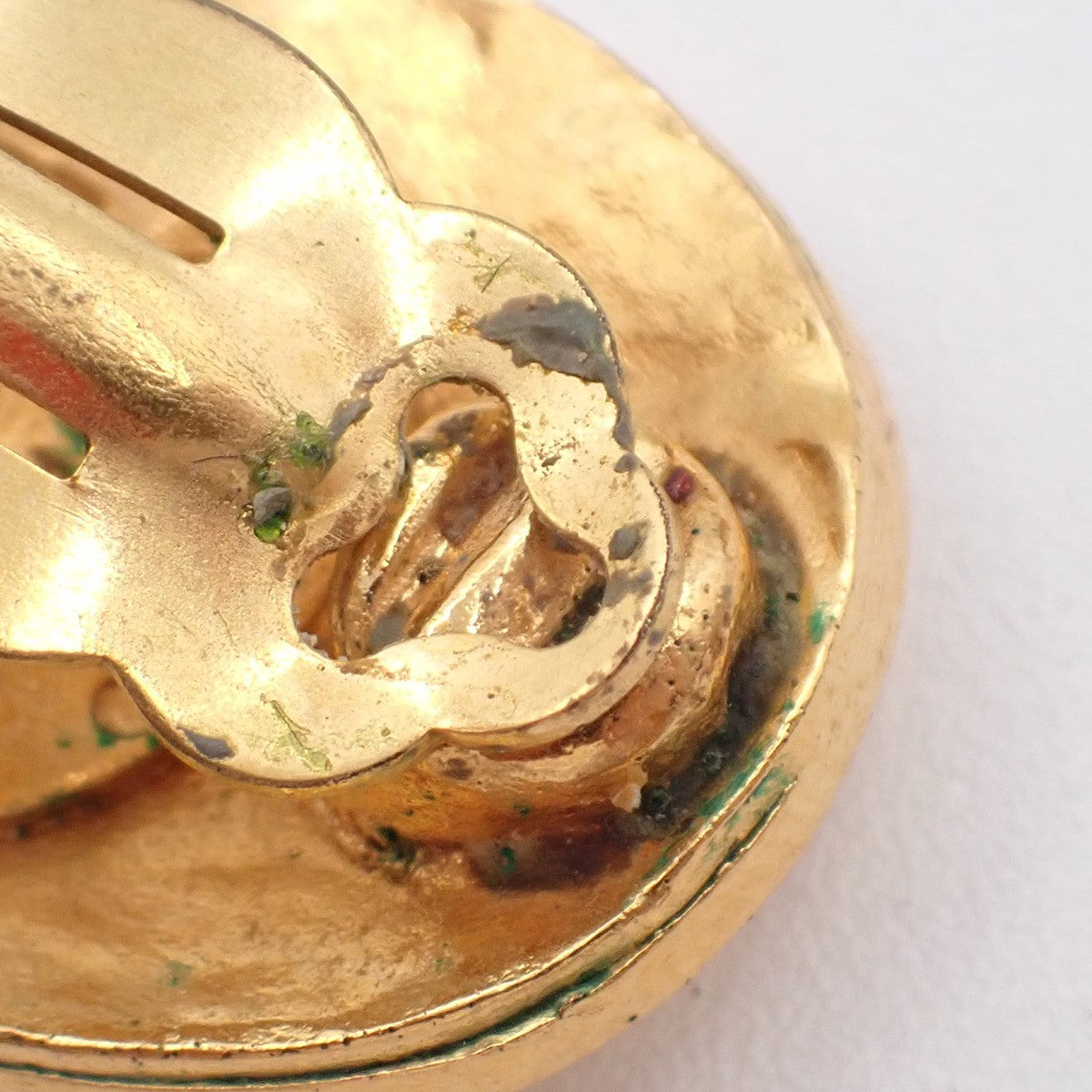 CHANEL CC Logo Oval Button Earrings Clip-On 28 Gold-Plated Vintage 83RF751