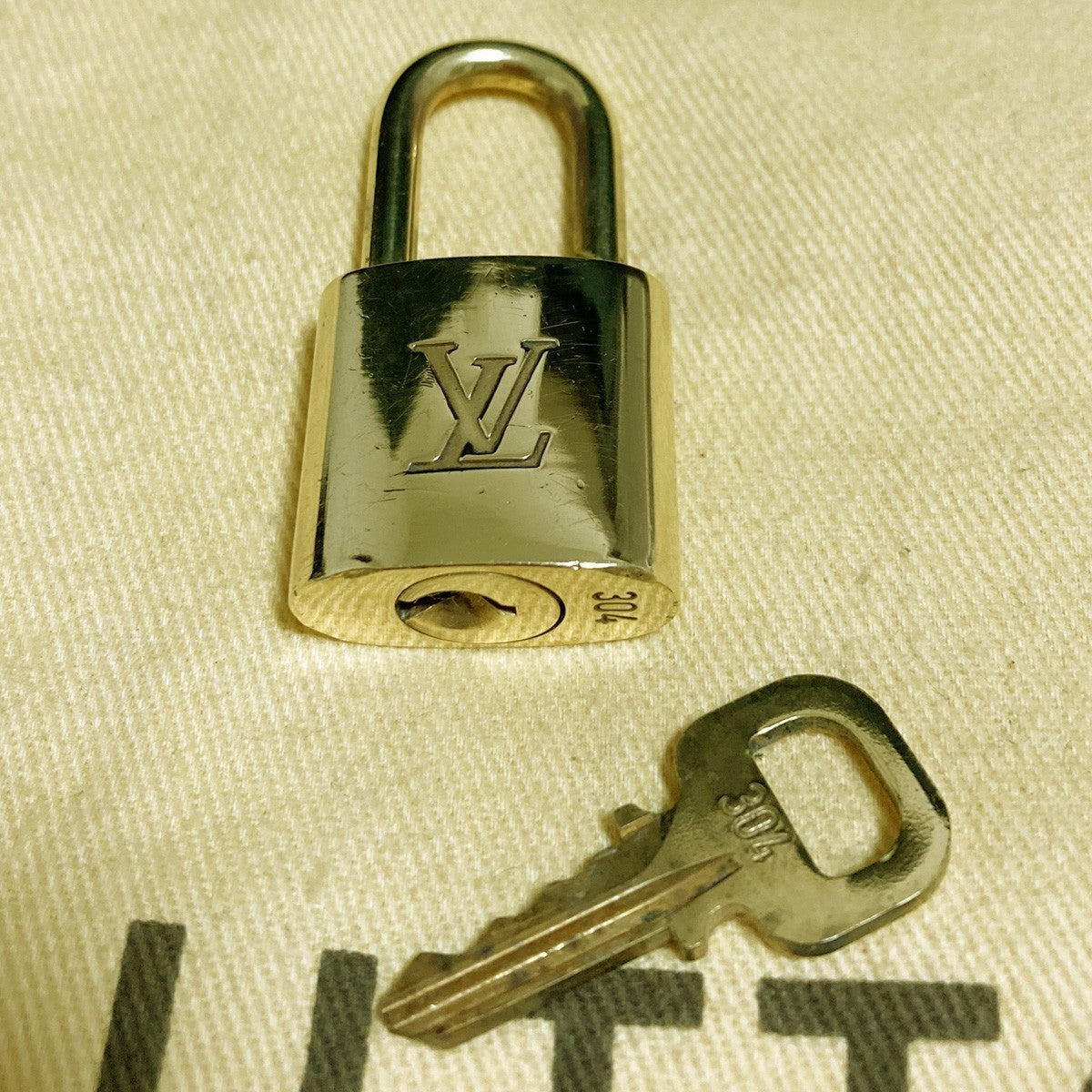 LOUIS VUITTON LV 10 SET PADLOCK KEY CHARM CADENA GOLD-PLATED FRANCE 61PDA306