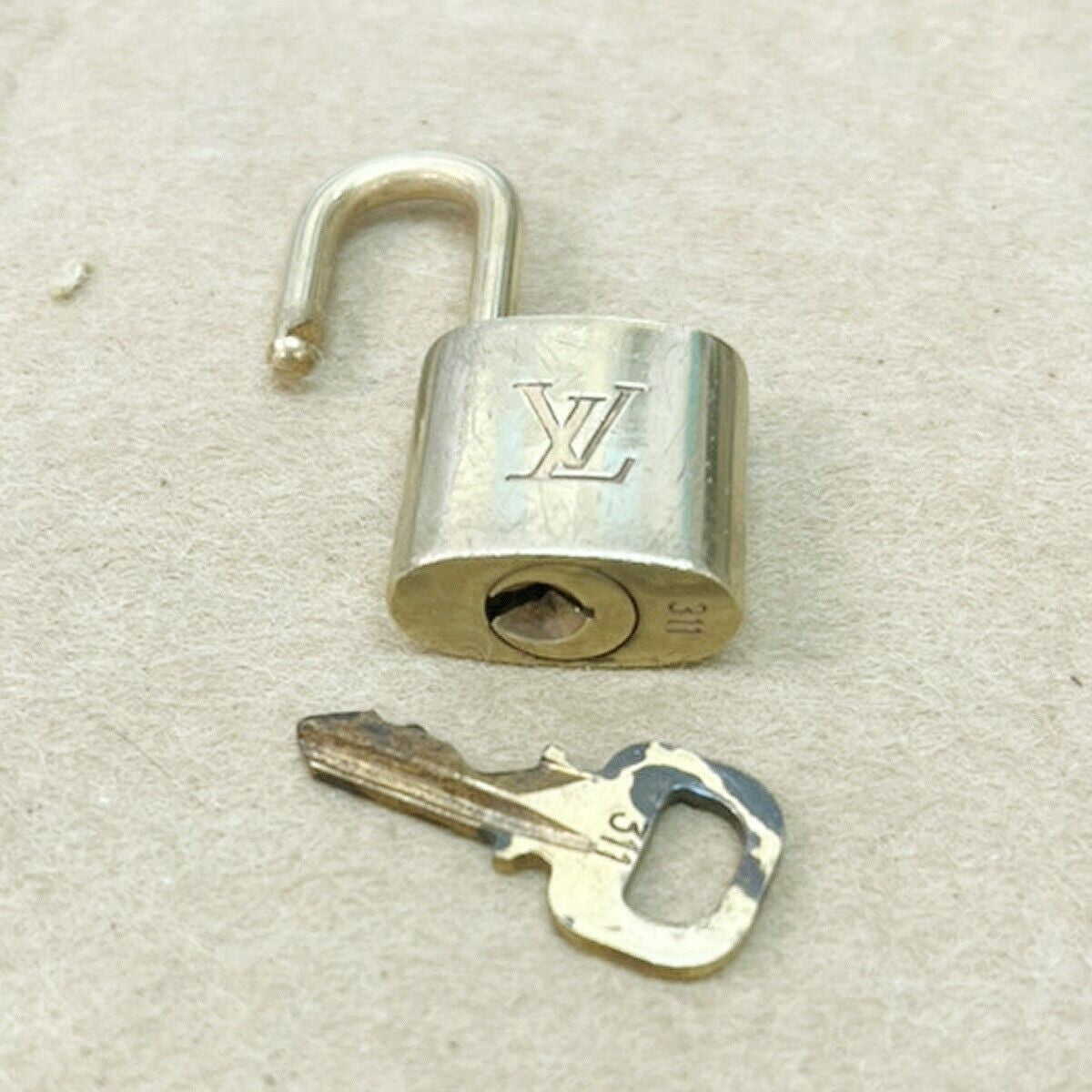 LOUIS VUITTON LV 10 SET PADLOCK KEY BAG CHARM CADENA GOLD PLATED FRANCE 35JF645