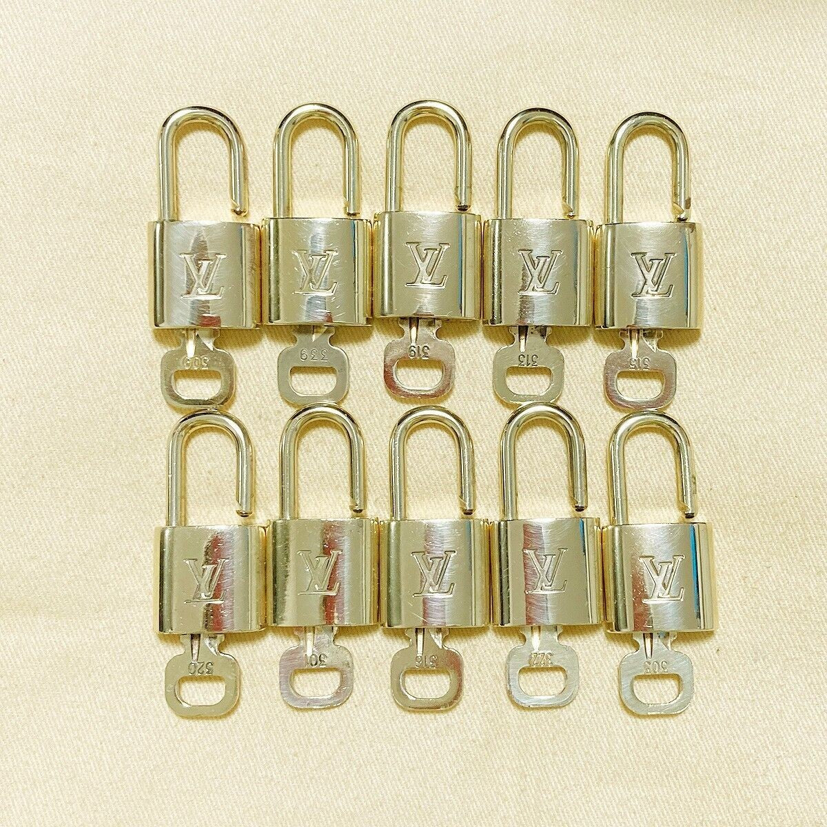 LOUIS VUITTON LV 10 SET PADLOCK KEY BAG CHARM CADENA GOLD PLATED FRANCE 39PDA108