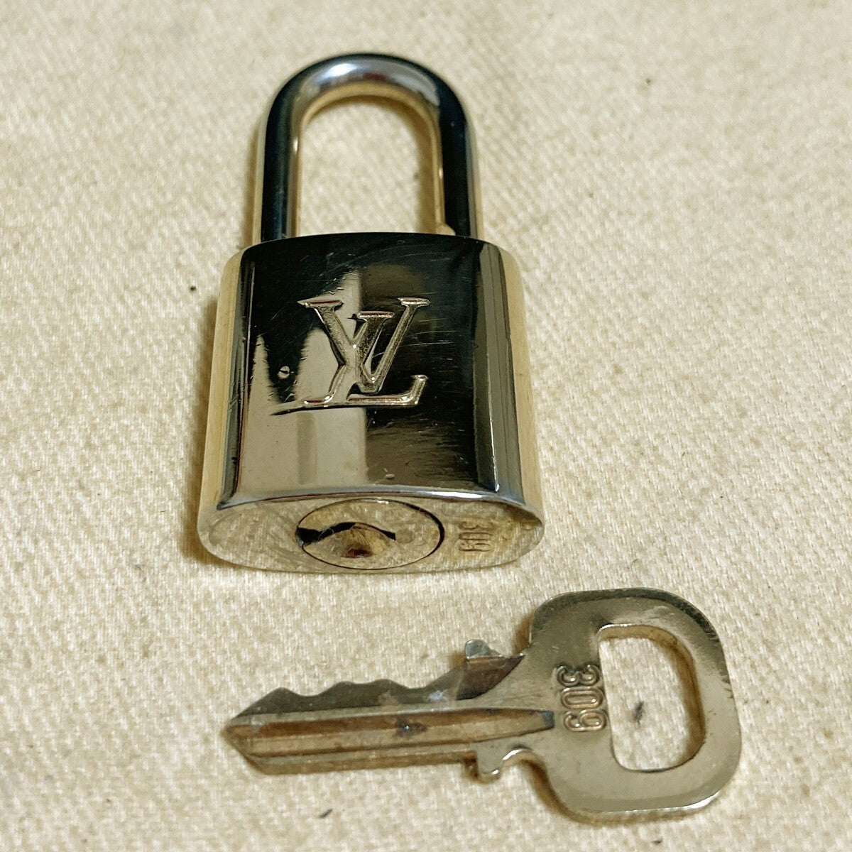 LOUIS VUITTON LV 10 SET PADLOCK KEY CHARM CADENA GOLD-PLATED FRANCE 37PDA155