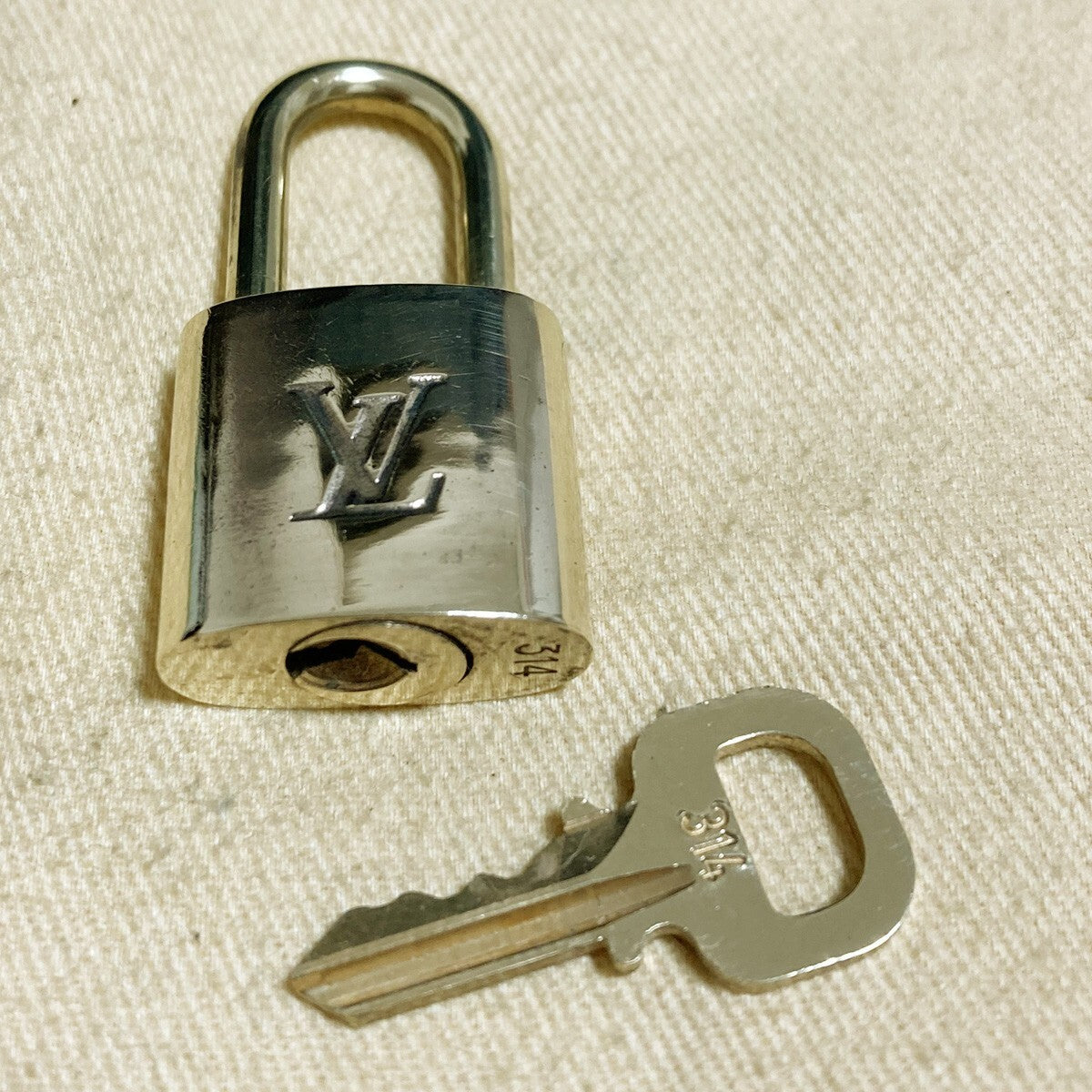 LOUIS VUITTON LV 10 SET PADLOCK KEY CHARM CADENA GOLD-PLATED FRANCE 31PDA186