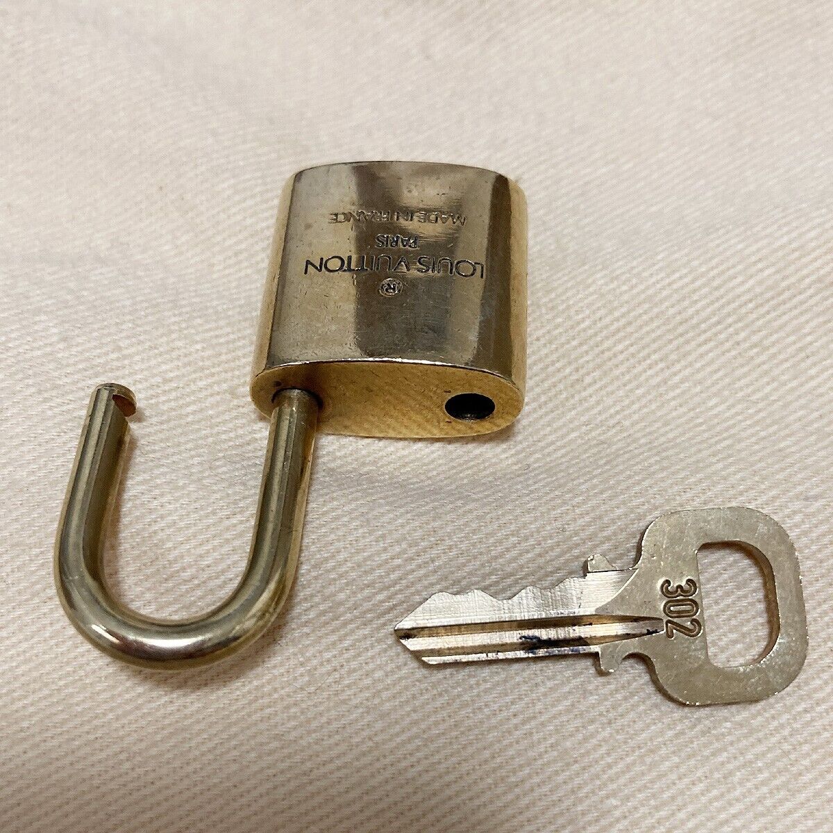 LOUIS VUITTON LV 10 SET PADLOCK KEY BAG CHARM CADENA GOLD PLATED FRANCE 80YB048