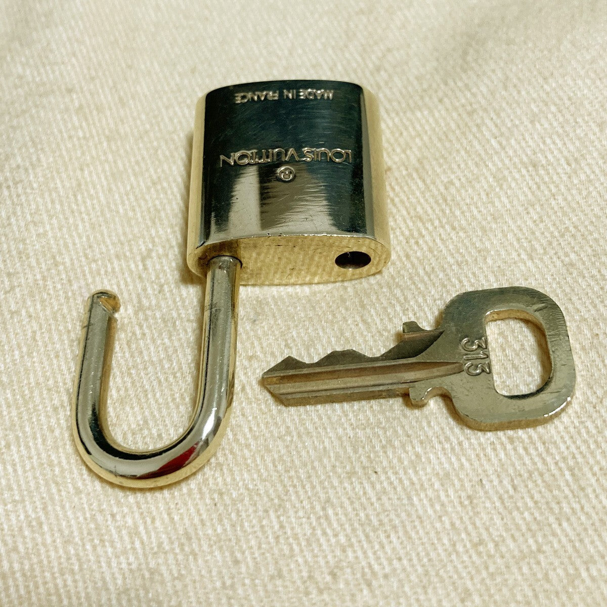 LOUIS VUITTON LV 10 SET PADLOCK KEY CHARM CADENA GOLD-PLATED FRANCE 37PDA149