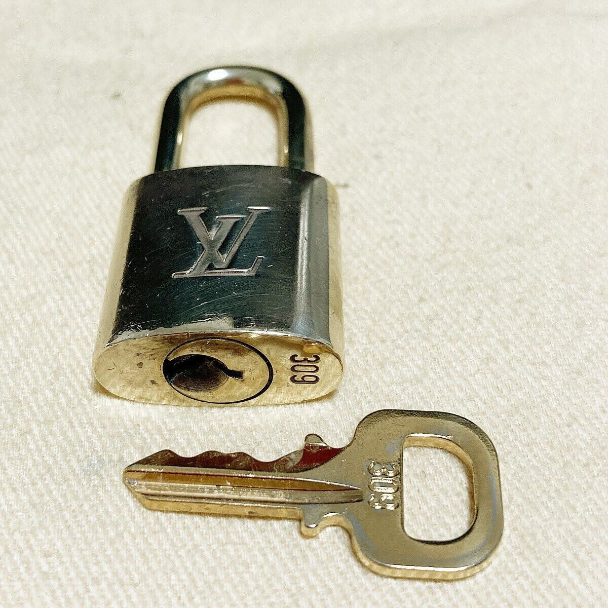 LOUIS VUITTON LV 10 SET PADLOCK KEY BAG CHARM CADENA GOLD PLATED FRANCE 65PDA036