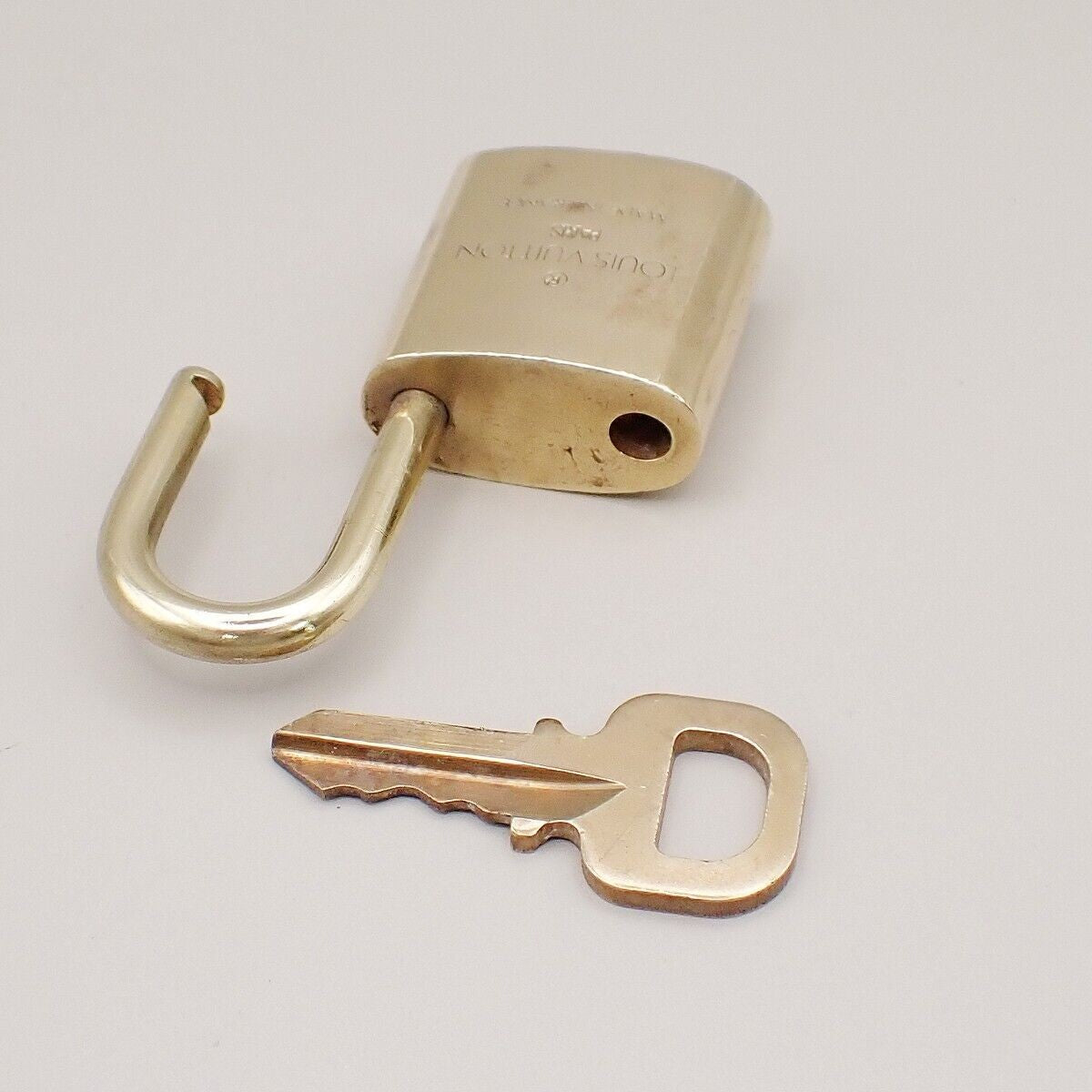 LOUIS VUITTON LV 10 SET PADLOCK CADENA KEY BAG CHARM GOLD PLATED FRANCE 37YE676