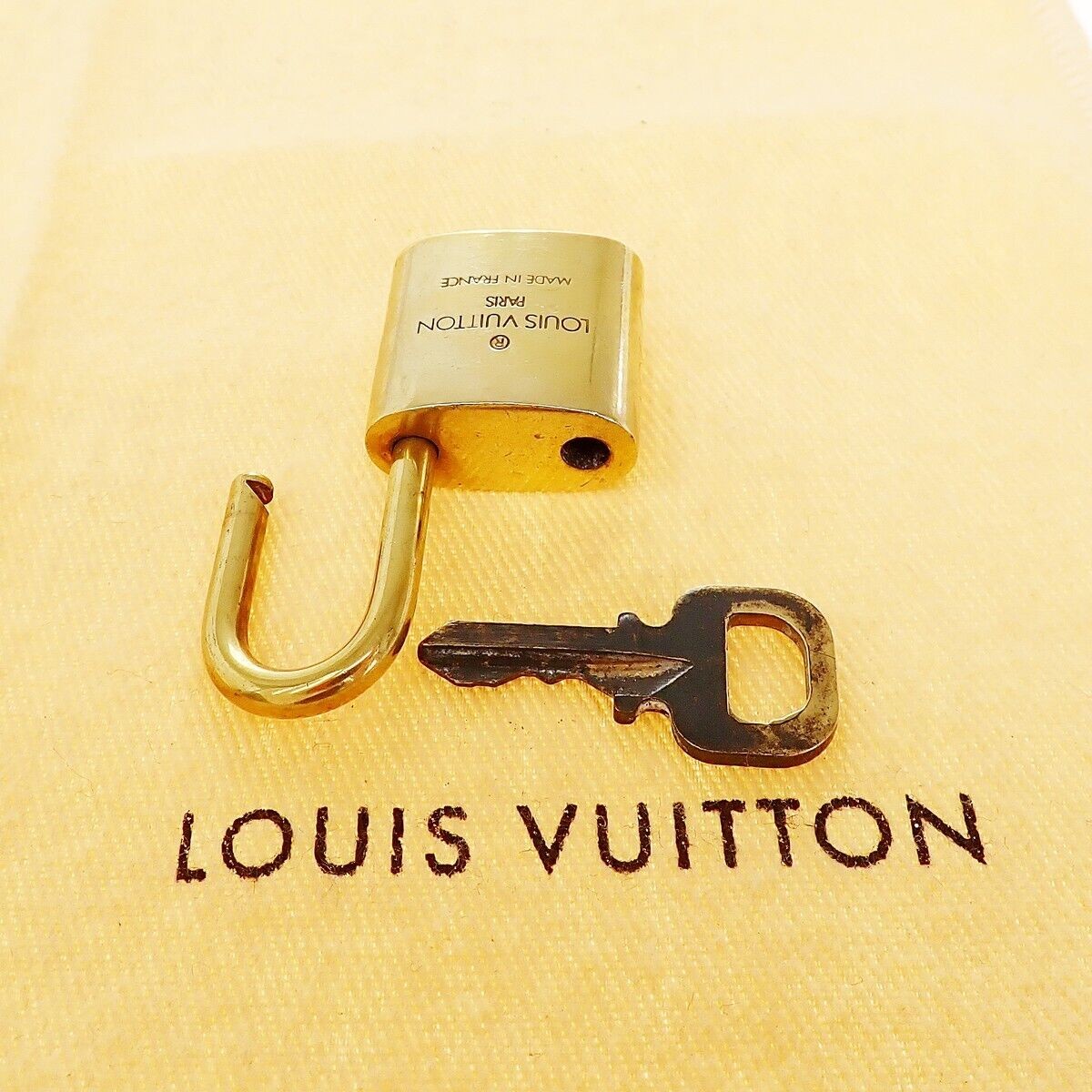 LOUIS VUITTON LV 10 Set Padlock cadena Key Bag Charm Gold Plated France 31YE762