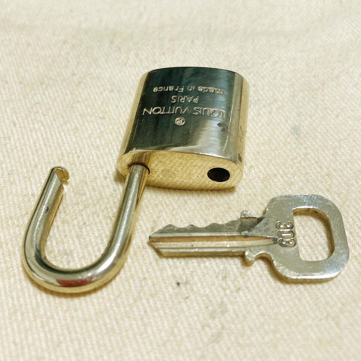 AUTHENTIC LOUIS VUITTON LV 10 SET PADLOCK KEY CHARM CADENA GOLD FRANCE 37PDA132