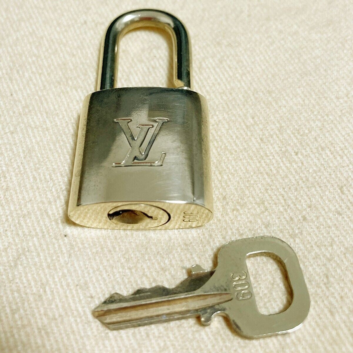 LOUIS VUITTON LV 10 SET PADLOCK KEY BAG CHARM CADENA GOLD PLATED FRANCE 39PDA095