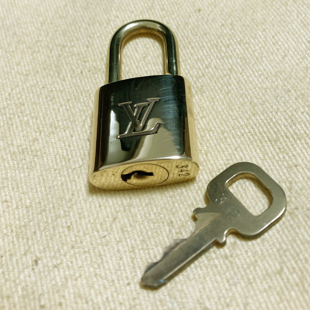 LOUIS VUITTON LV 10 SET PADLOCK KEY CHARM CADENA GOLD-PLATED FRANCE 62PDA242