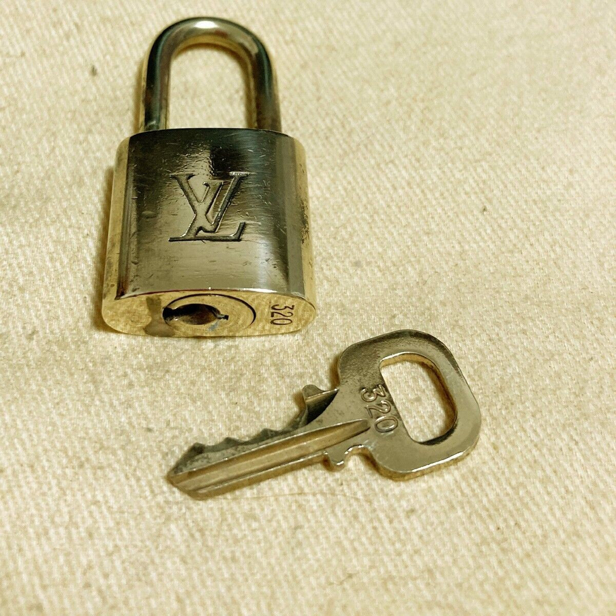 LOUIS VUITTON LV 10 SET PADLOCK KEY BAG CHARM CADENA GOLD PLATED FRANCE 37PDA083