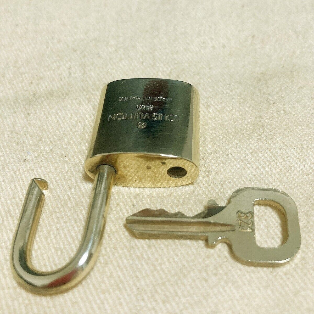 LOUIS VUITTON LV 10 SET PADLOCK KEY BAG CHARM CADENA GOLD PLATED FRANCE 39PDA101