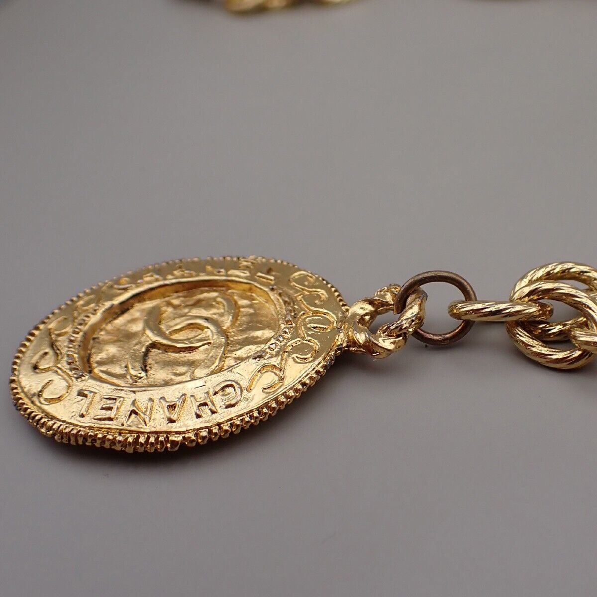 CHANEL CC Logo Medallion Round Pendant Chain Necklace Gold Accessory 12RK784