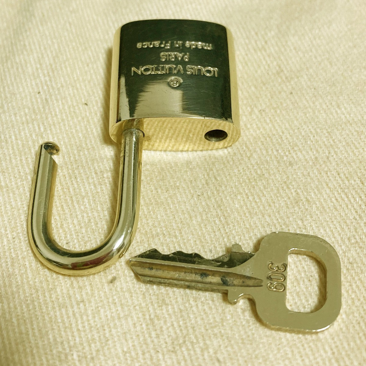 LOUIS VUITTON LV 10 SET PADLOCK KEY CHARM CADENA GOLD-PLATED FRANCE 65PDA284