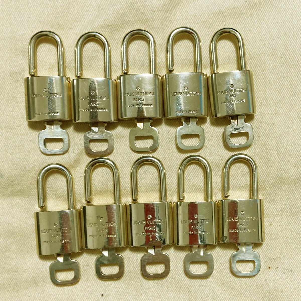 LOUIS VUITTON LV 10 SET PADLOCK KEY CHARM CADENA GOLD-PLATED FRANCE 37PDA142