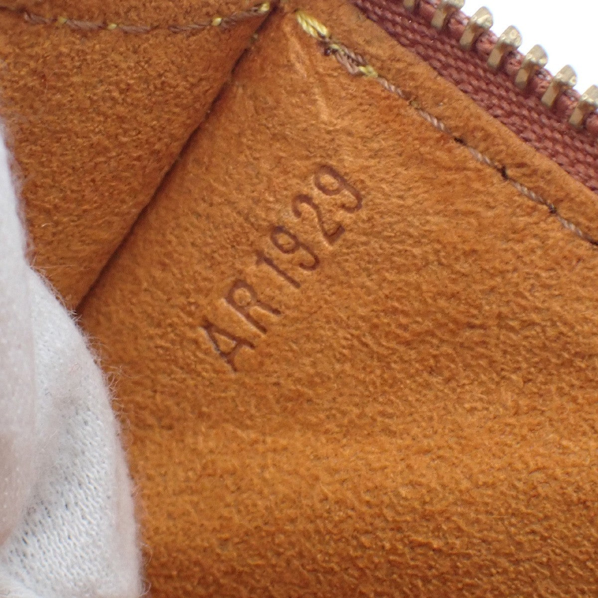 LOUIS VUITTON LV Pochette Accessoires Hand Bag Epi Leather Brown M52943 34RL832