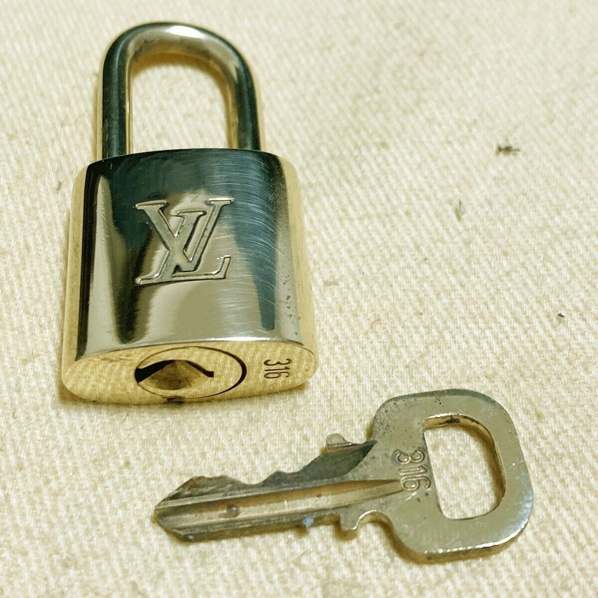 LOUIS VUITTON LV 10 SET PADLOCK KEY CHARM CADENA GOLD-PLATED FRANCE 39PDA199