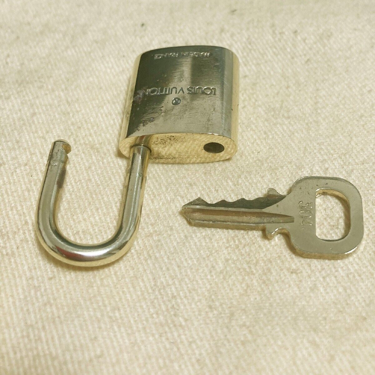 LOUIS VUITTON LV 10 SET PADLOCK KEY BAG CHARM CADENA GOLD PLATED FRANCE 39PDA078