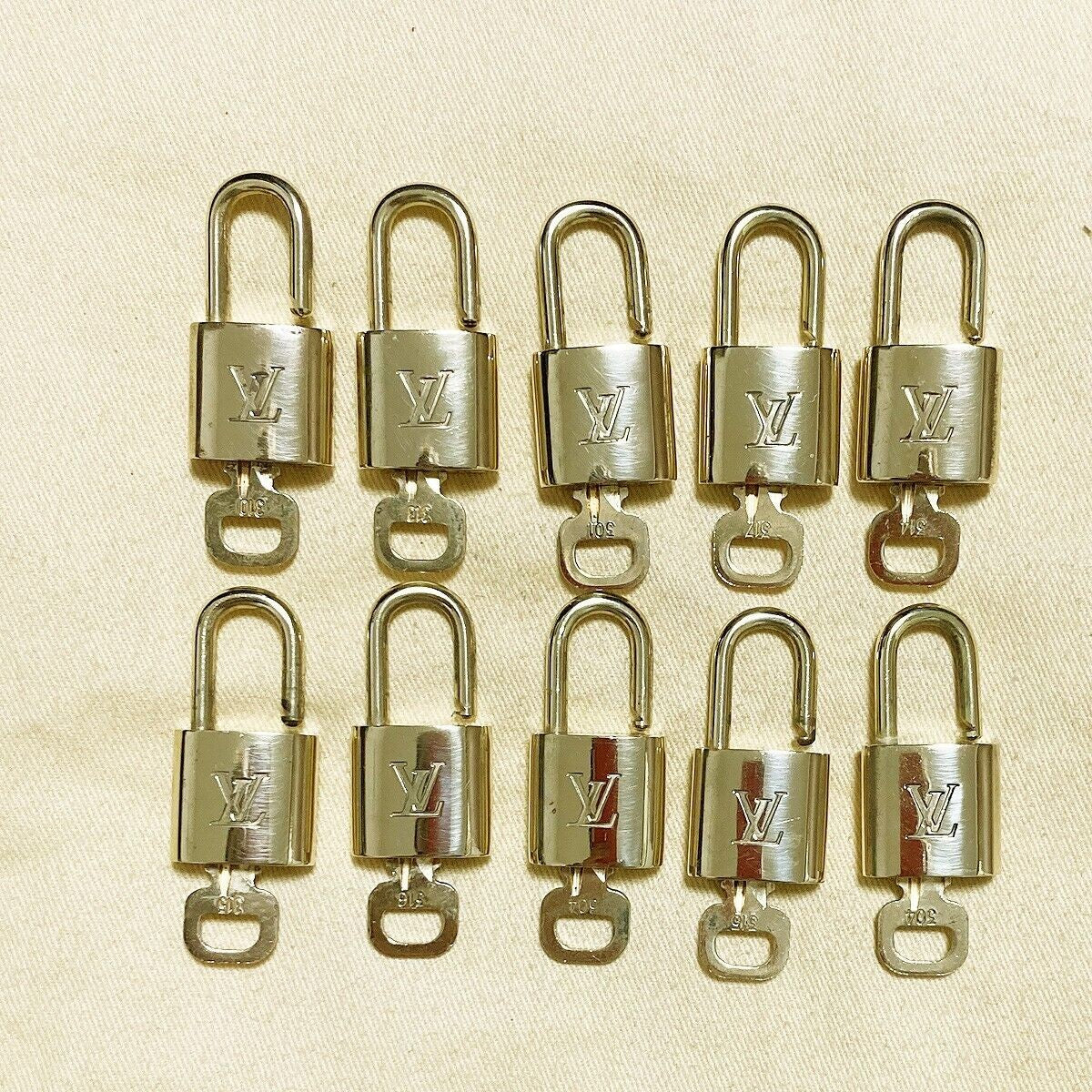 LOUIS VUITTON LV 10 SET PADLOCK KEY BAG CHARM CADENA GOLD PLATED FRANCE 37PDA073