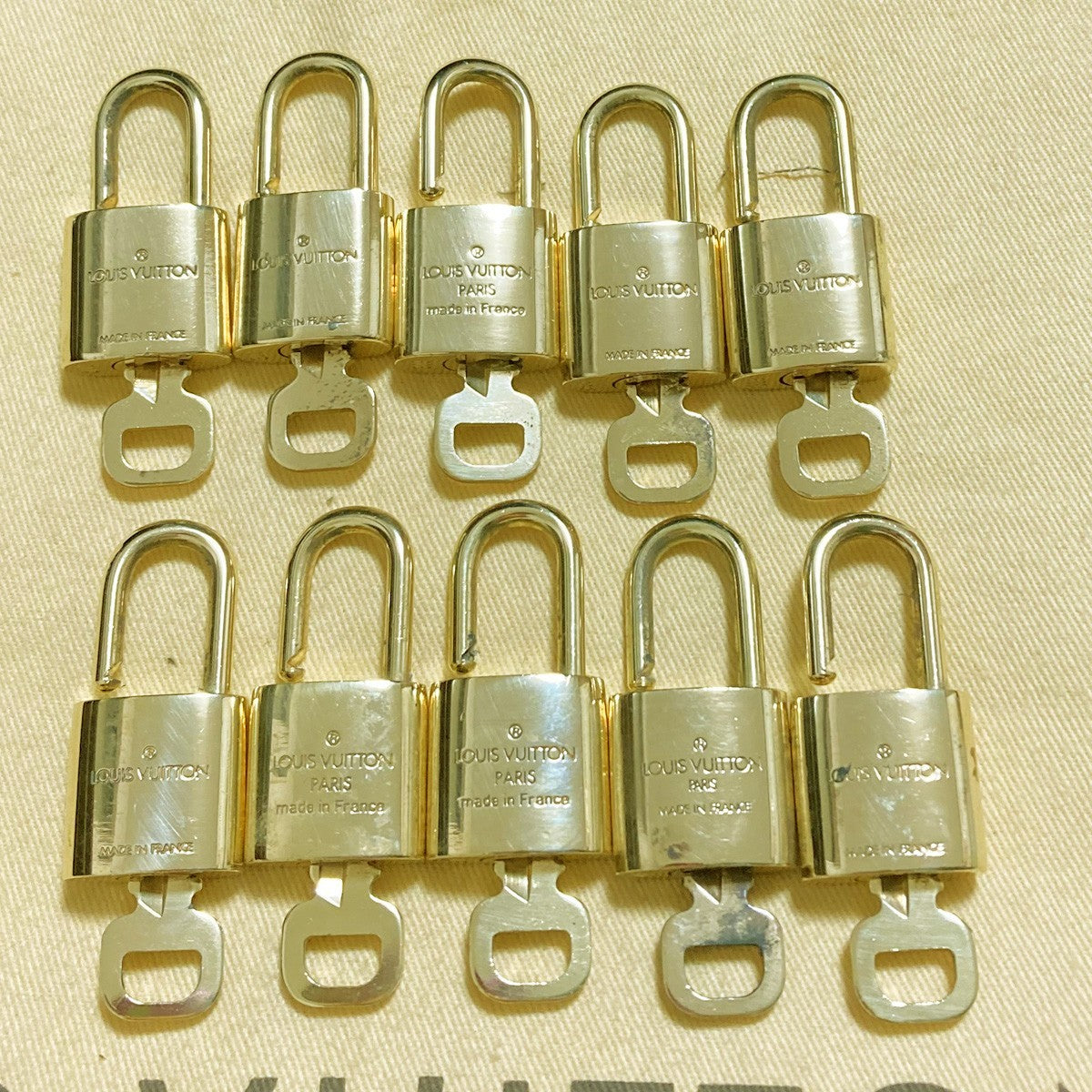 LOUIS VUITTON LV 10 SET PADLOCK KEY CHARM CADENA GOLD-PLATED FRANCE 37PDA293