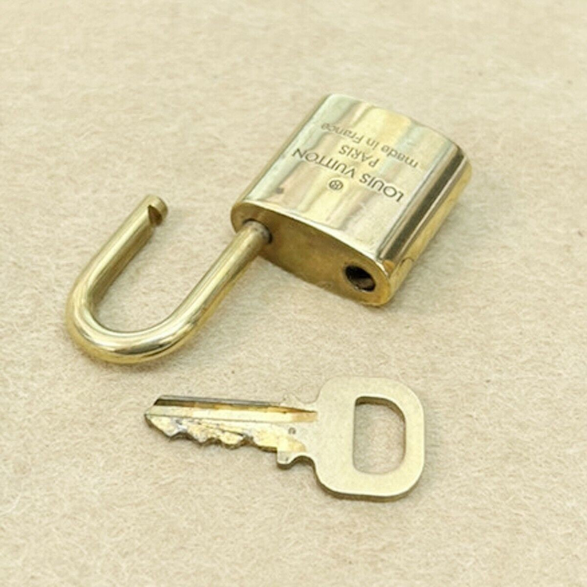 LOUIS VUITTON LV 10 SET PADLOCK KEY BAG CHARM CADENA GOLD PLATED FRANCE 35JF600