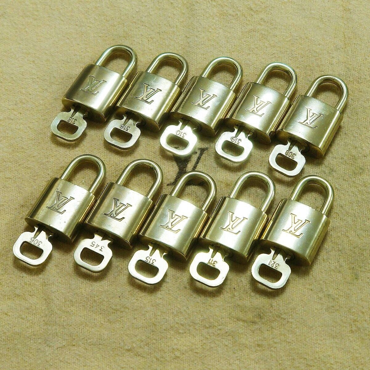 LOUIS VUITTON LV 10 SET PADLOCK KEY BAG CHARM CADENA GOLD PLATED FRANCE 37HA141
