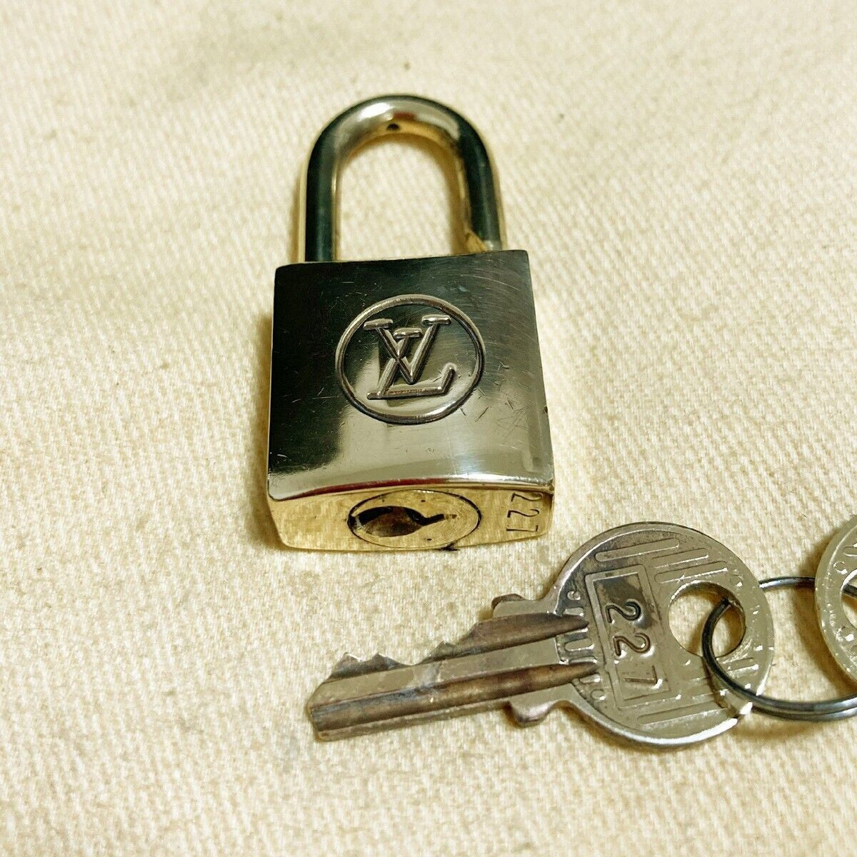 LOUIS VUITTON LV 10 SET PADLOCK KEY BAG CHARM CADENA GOLD PLATED FRANCE 38PDA105