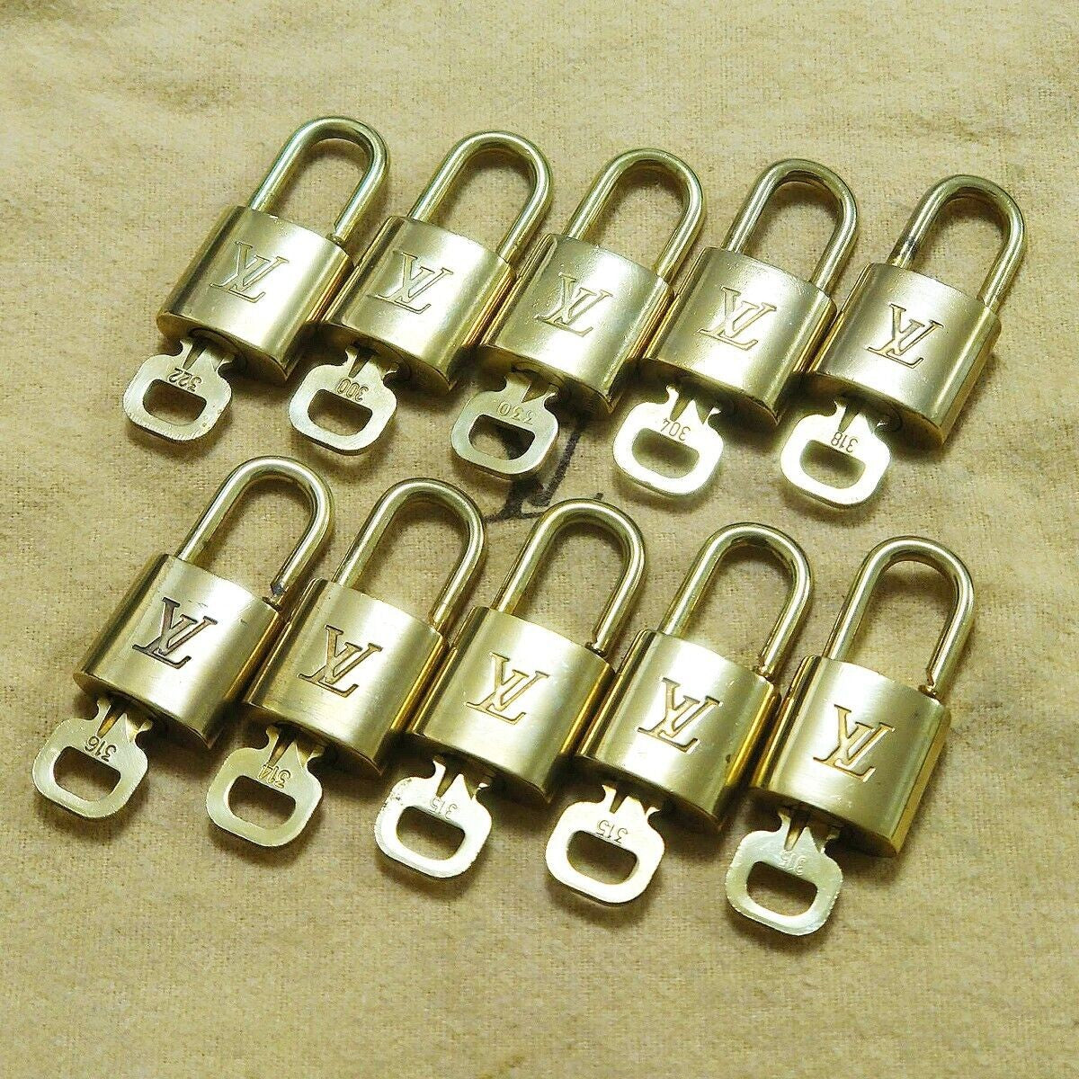 LOUIS VUITTON LV 10 SET PADLOCK KEY BAG CHARM CADENA GOLD PLATED FRANCE 37HA130