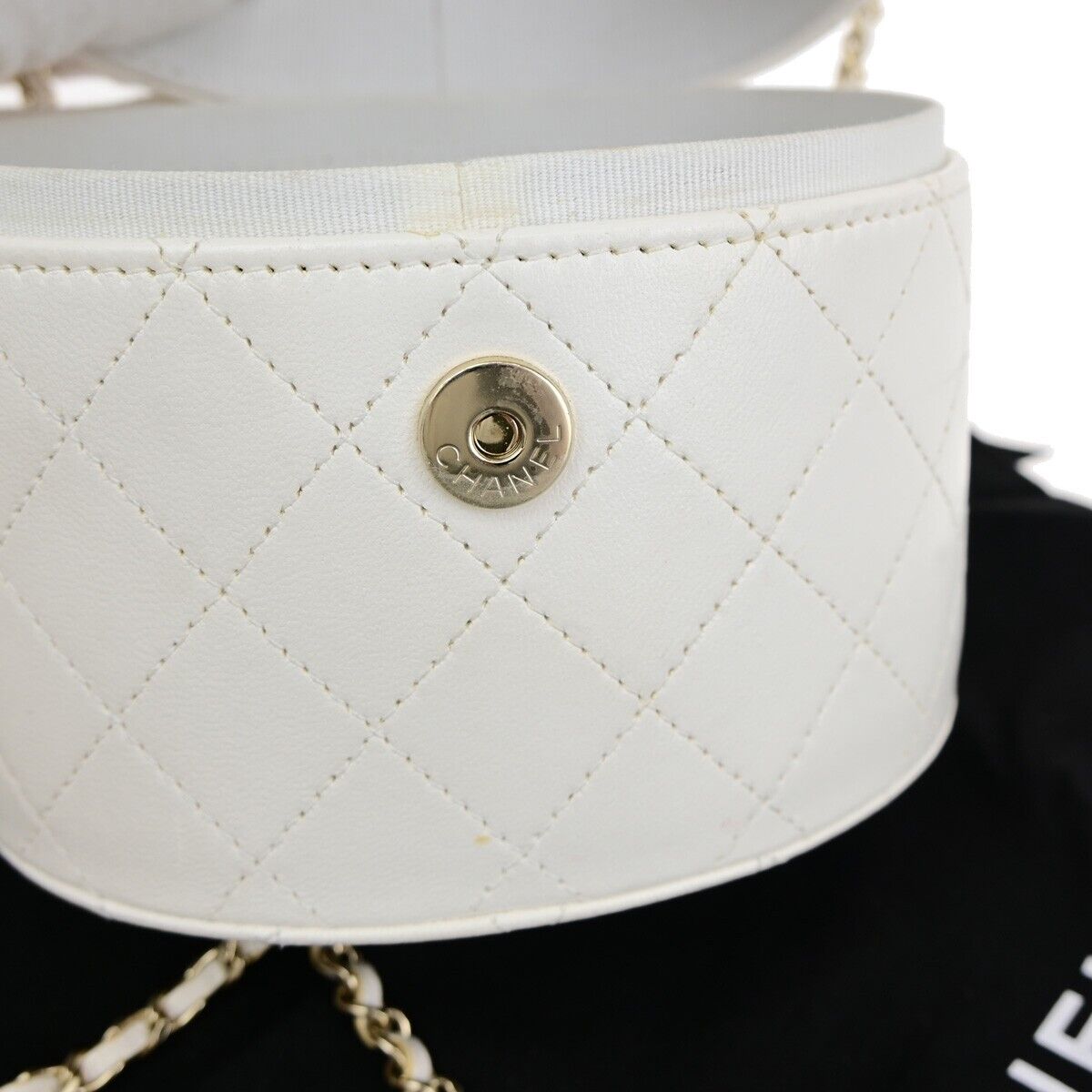CHANEL CC Logo chain Shoulder Vanity Bag Matelasse Leather White GHW 645RF147