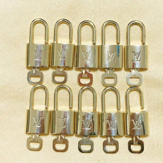 AUTHENTIC LOUIS VUITTON LV 10 SET PADLOCK KEY CHARM CADENA GOLD FRANCE 65PDA110